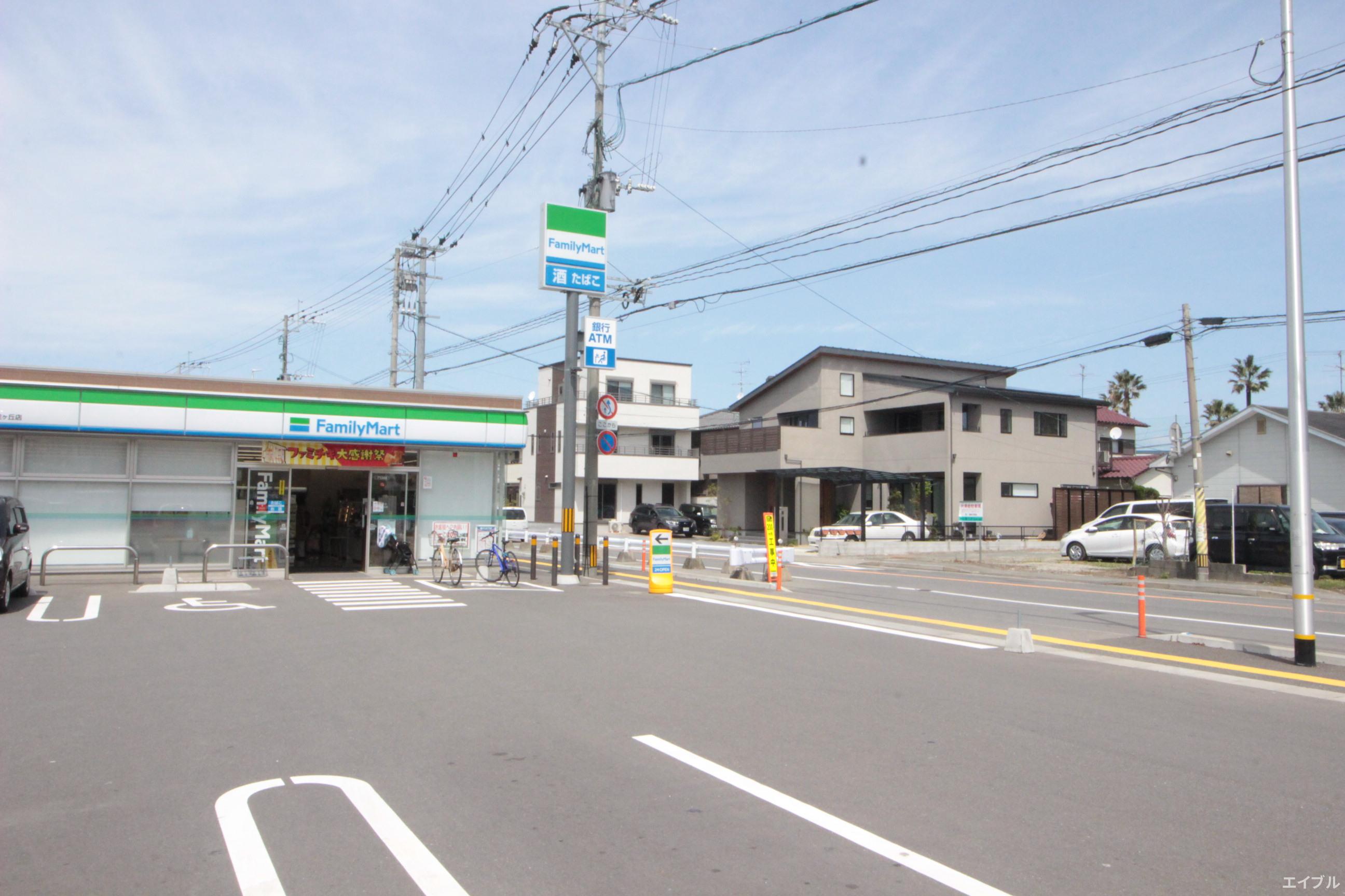 コンビニ　ファミリーマート福岡香住ヶ丘店（コンビニ）まで700m