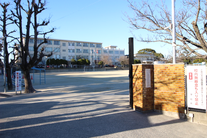 小学校　福岡市立香住丘小学校（小学校）まで950m
