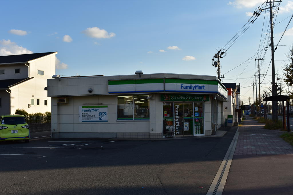 コンビニ　ファミリーマート芦屋浜口町店（コンビニ）まで942m