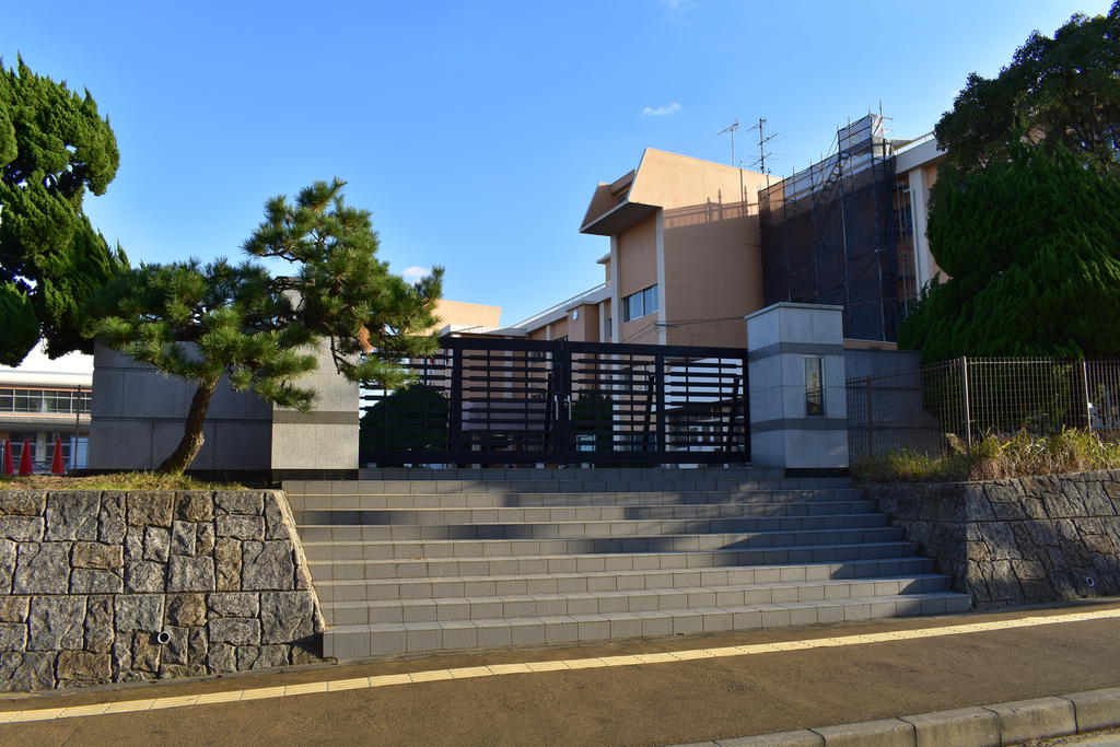 中学校　芦屋町立芦屋中学校（中学校）まで475m