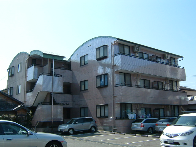 建物外観　パールに輝くタイル張りです