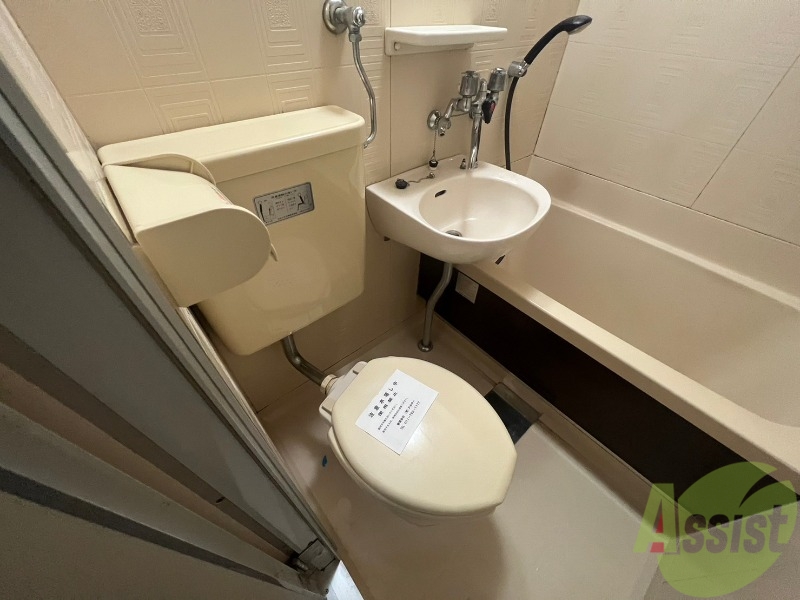 トイレ　ユニットバス内のトイレです。一人暮らしなら十分ですね。