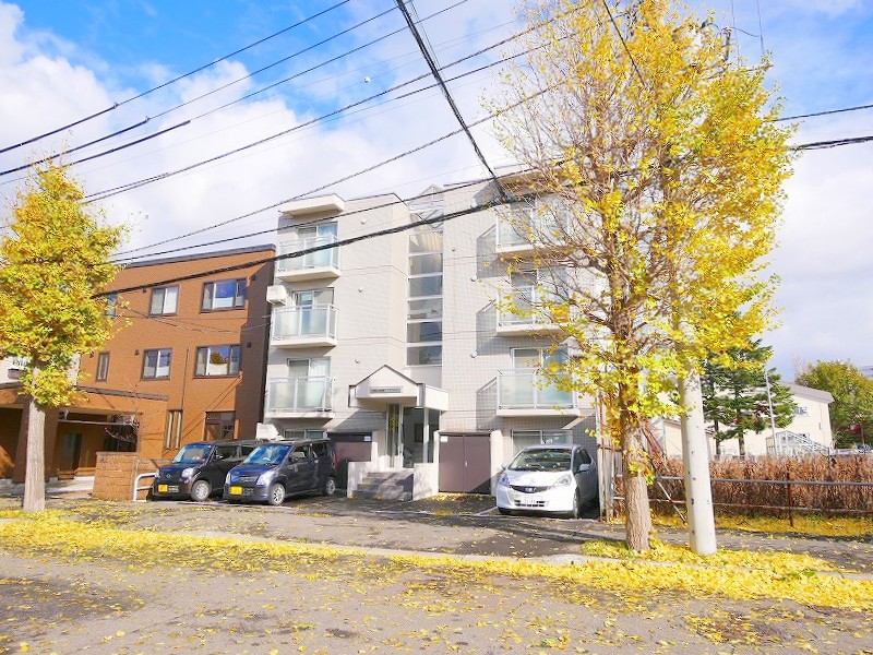 建物外観　緑が多く環境の良い立地に建ちますが駅からも徒歩圏内です♪