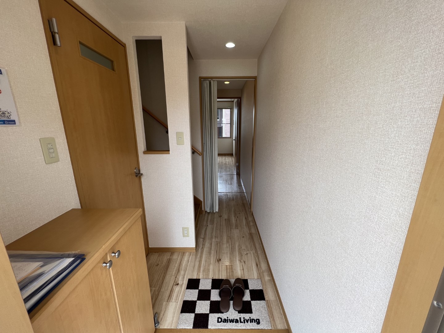 玄関　他室参考写真　シューズボックスあります