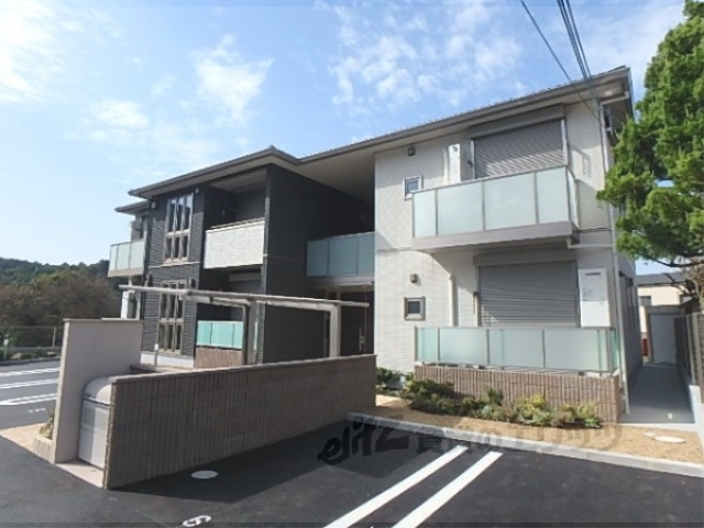 京都市山科区小山谷田町のアパートの建物外観