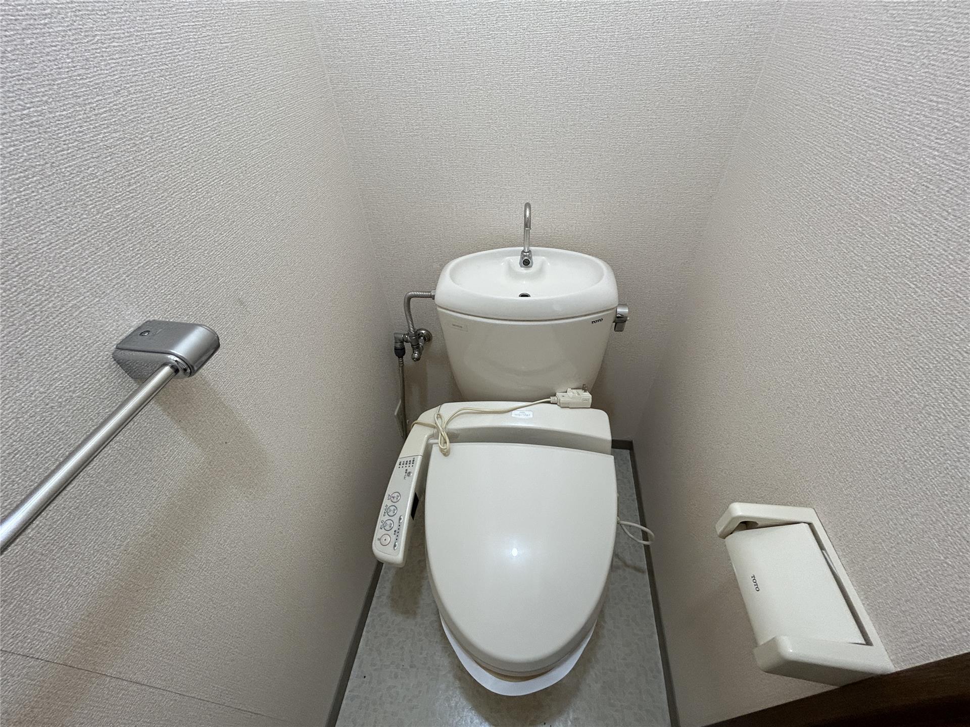 トイレ　温水洗浄暖房便座付トイレ