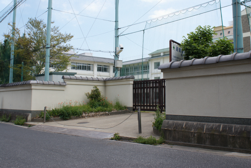 【奈良市東城戸町のマンションの小学校】