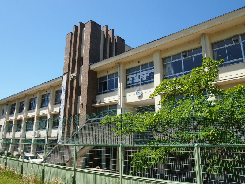 【奈良市東城戸町のマンションの中学校】