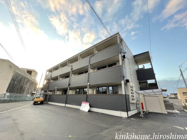 広島市佐伯区吉見園のアパートの建物外観