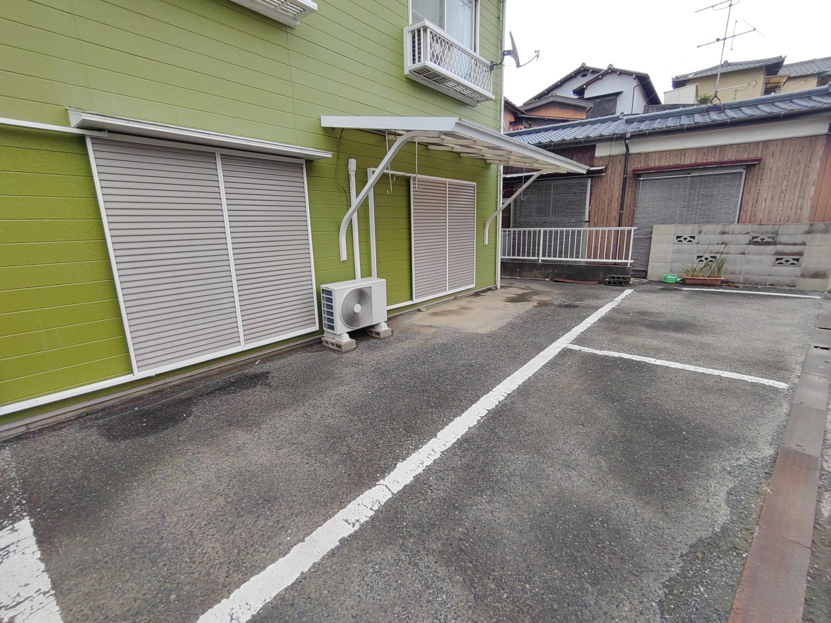 駐車場　テラス及び駐車スペース