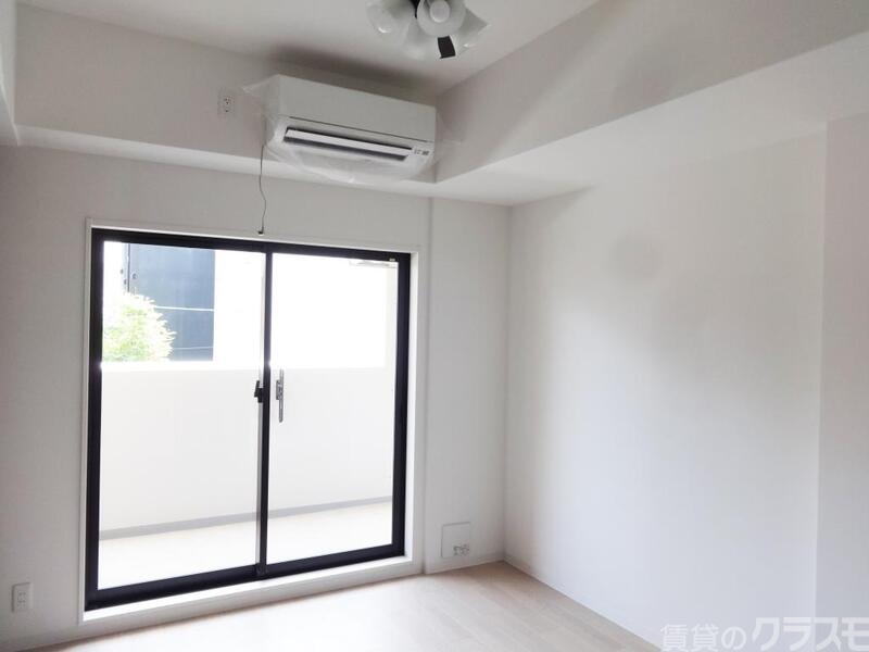 居室・リビング　窓からの光がいい感じです。