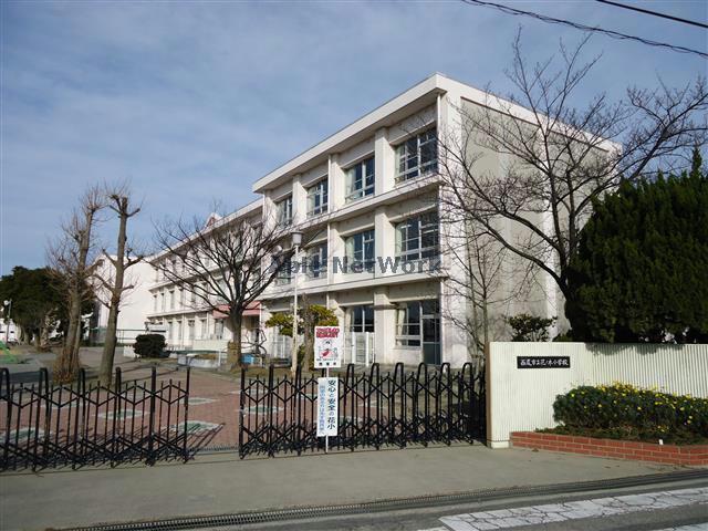 【西尾市寄住町のアパートの小学校】