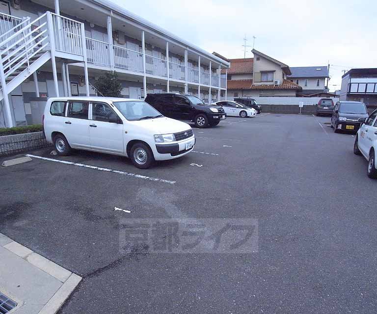 【八幡市八幡五反田のアパートの駐車場】