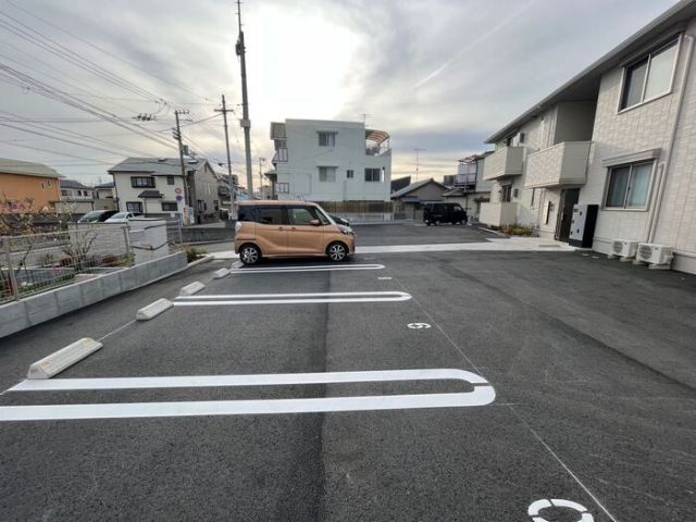 【松山市元町のアパートの駐車場】