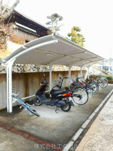 その他共有部分　屋根付きの駐輪場です。