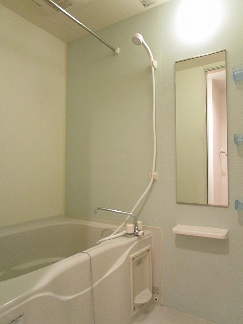 バス・シャワールーム　追い焚き機能付きの浴室です。