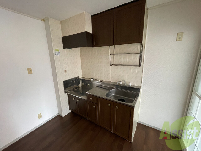 キッチン　２口ガスコンロも問題なく設置でき、スペースも広いですね。