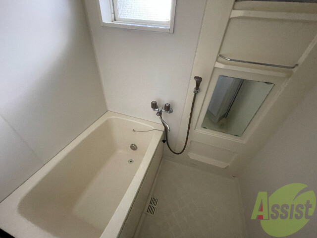 バス・シャワールーム　広々とした浴槽スペースでストレスなく利用出来そうですね。