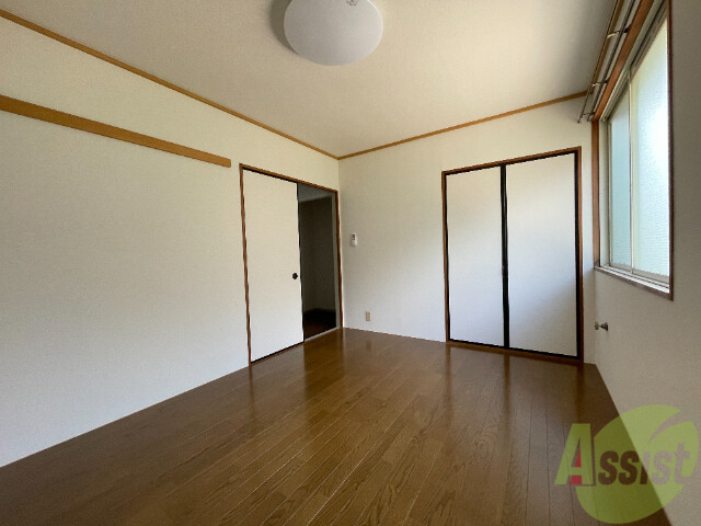 その他部屋・スペース　陽当たりが良く、スペースに余裕がある寝室ですね。