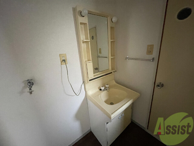 洗面設備　洗面化粧台も独立しており、洗面台の棚も利便性がありますね。