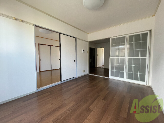 居室・リビング　陽当たりが良く、広々として過ごしやすそうです。