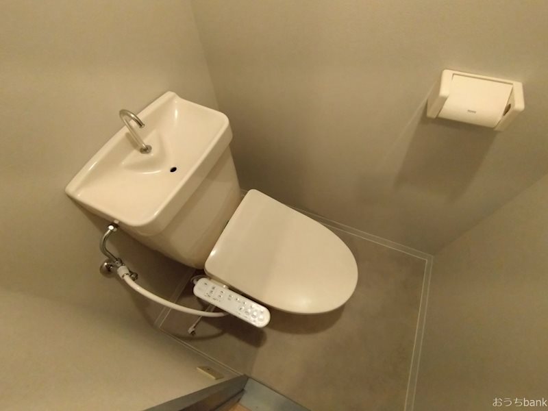 トイレ　温水洗浄便座も付いて清潔なトイレ