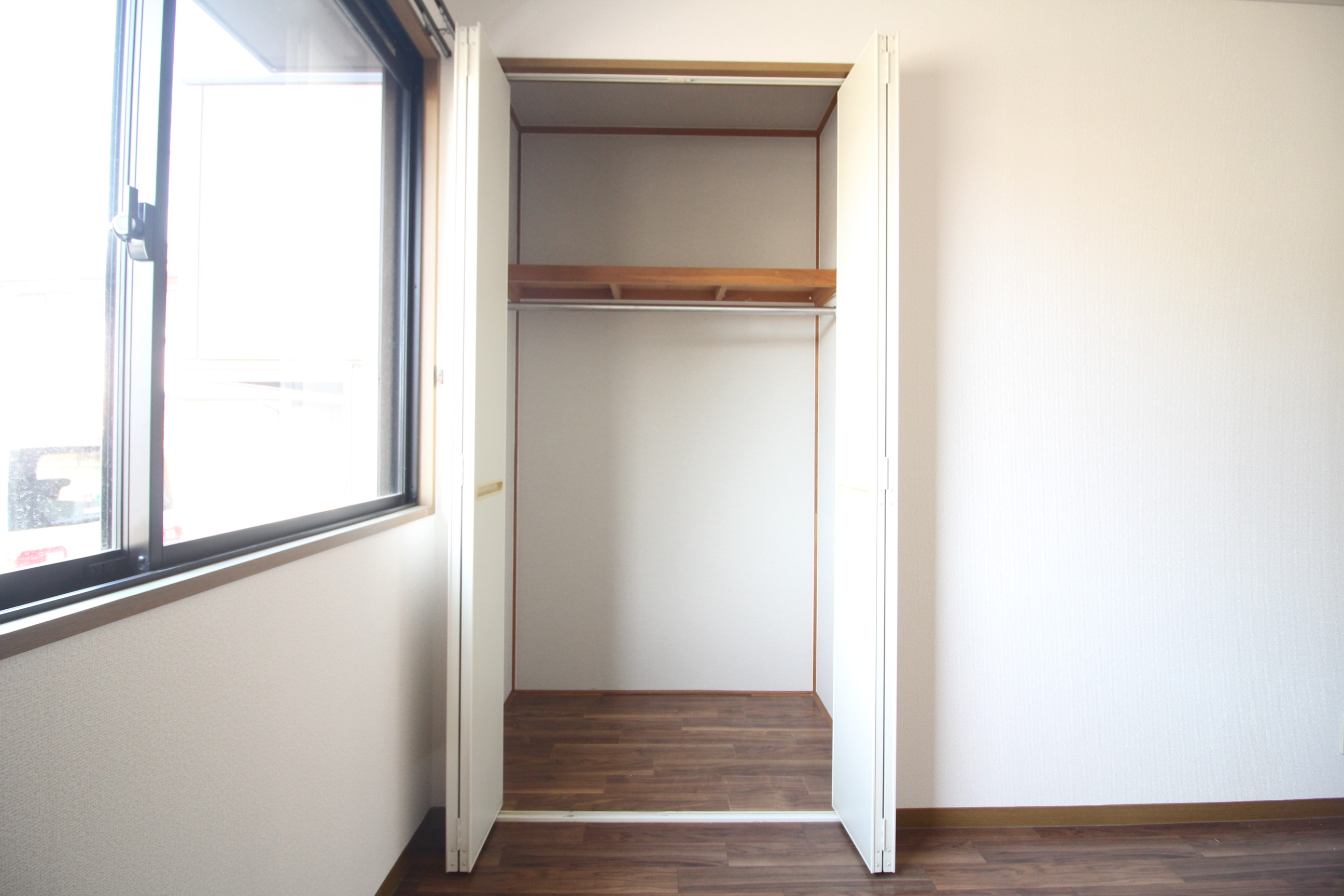 収納　ハンガー収納と棚収納に分かれた、使い勝手の良いクローゼット♪