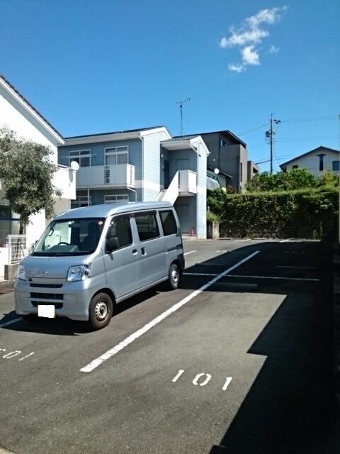 【ハイツ東の駐車場】