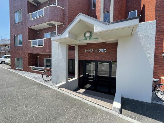 【函館市亀田町のマンションのエントランス】