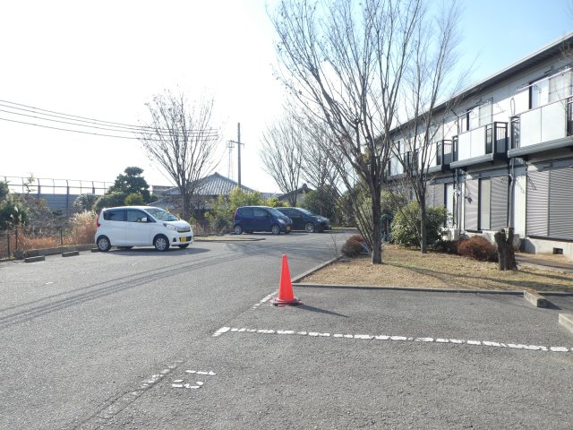 【明石市魚住町清水のアパートの駐車場】