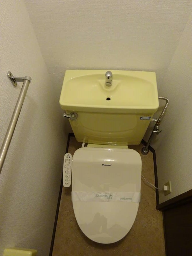 トイレ　トイレのようすです♪ 温水洗浄便座は残置物です。