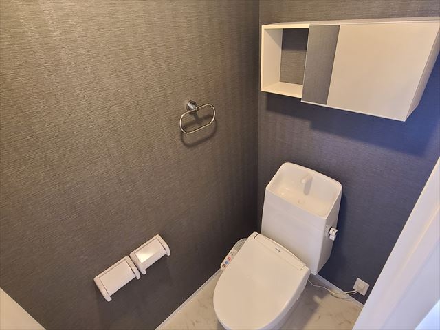 トイレ　温水洗浄便座付き！トイレの上の棚も便利です