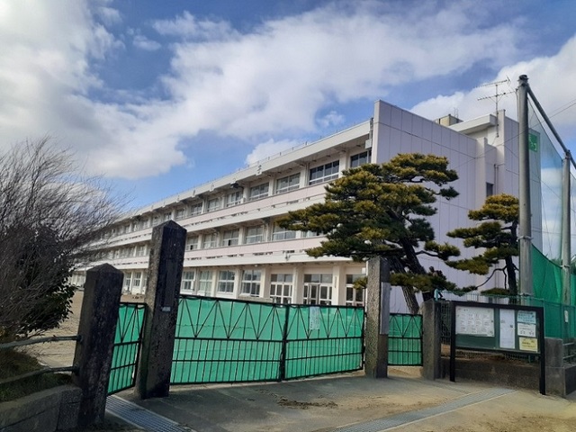 小学校　石巻市立渡波小学校（小学校）まで536m
