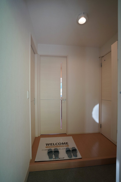 玄関　同じ建物の別の部屋