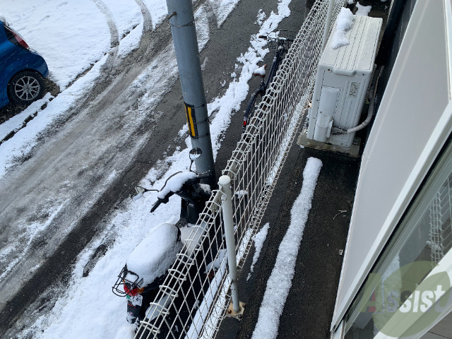 バルコニー　大通りに面していないので、人目を気にしなくて済みそうです