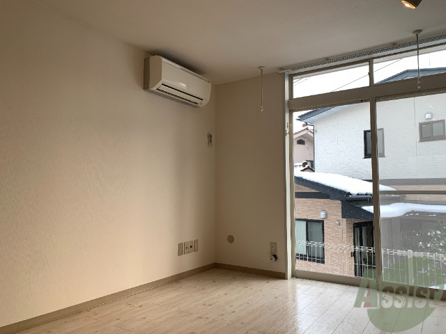 居室・リビング　陽の光が差し込む明るいお部屋は気持がいいですね～