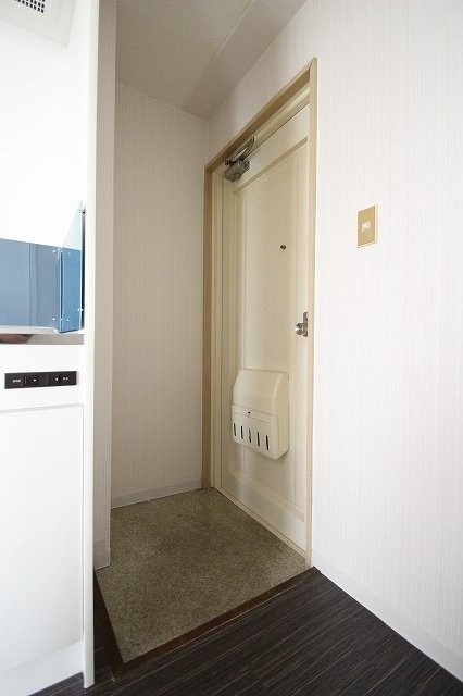 玄関　同物件、別号室のものです。