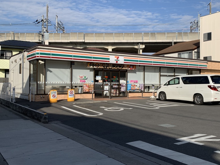 コンビニ　セブンイレブン（コンビニ）まで140m