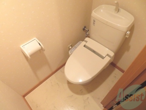 トイレ　トイレには嬉しいウォシュレット機能付きです。