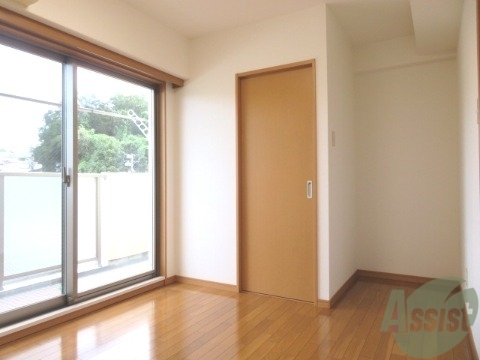 その他部屋・スペース　程よく明かりの入る、南西向きのお部屋となっております。