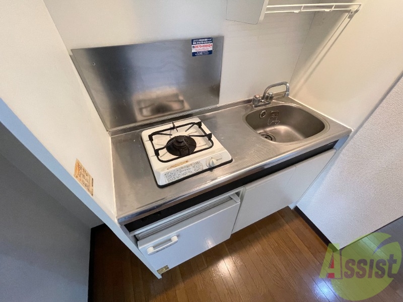 キッチン　一口のガスコンロが付いているので、お料理はこちらでどうぞ。