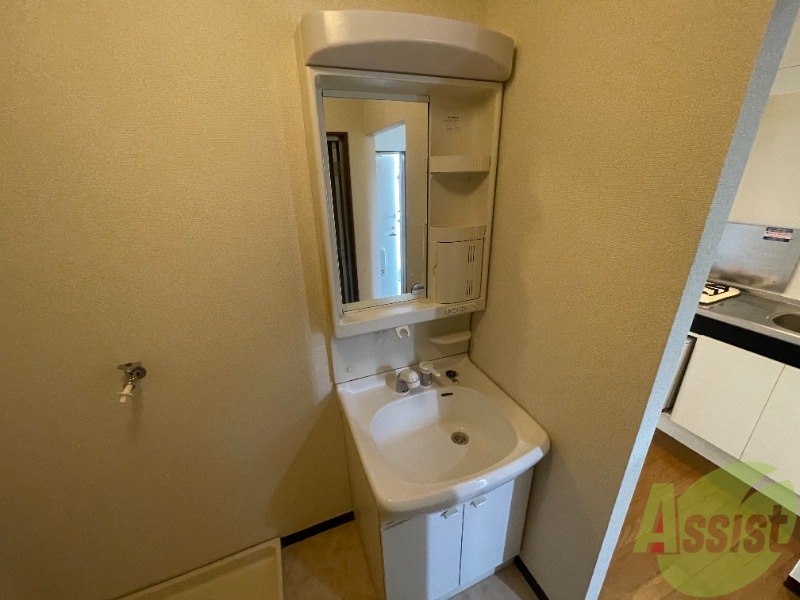 洗面設備　洗面所は独立しています。収納も付いていますね。