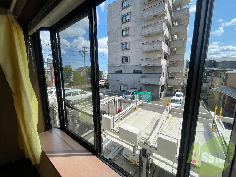 バルコニー　窓は大きく、目の前に建物が無いので日当たりが良いですね。