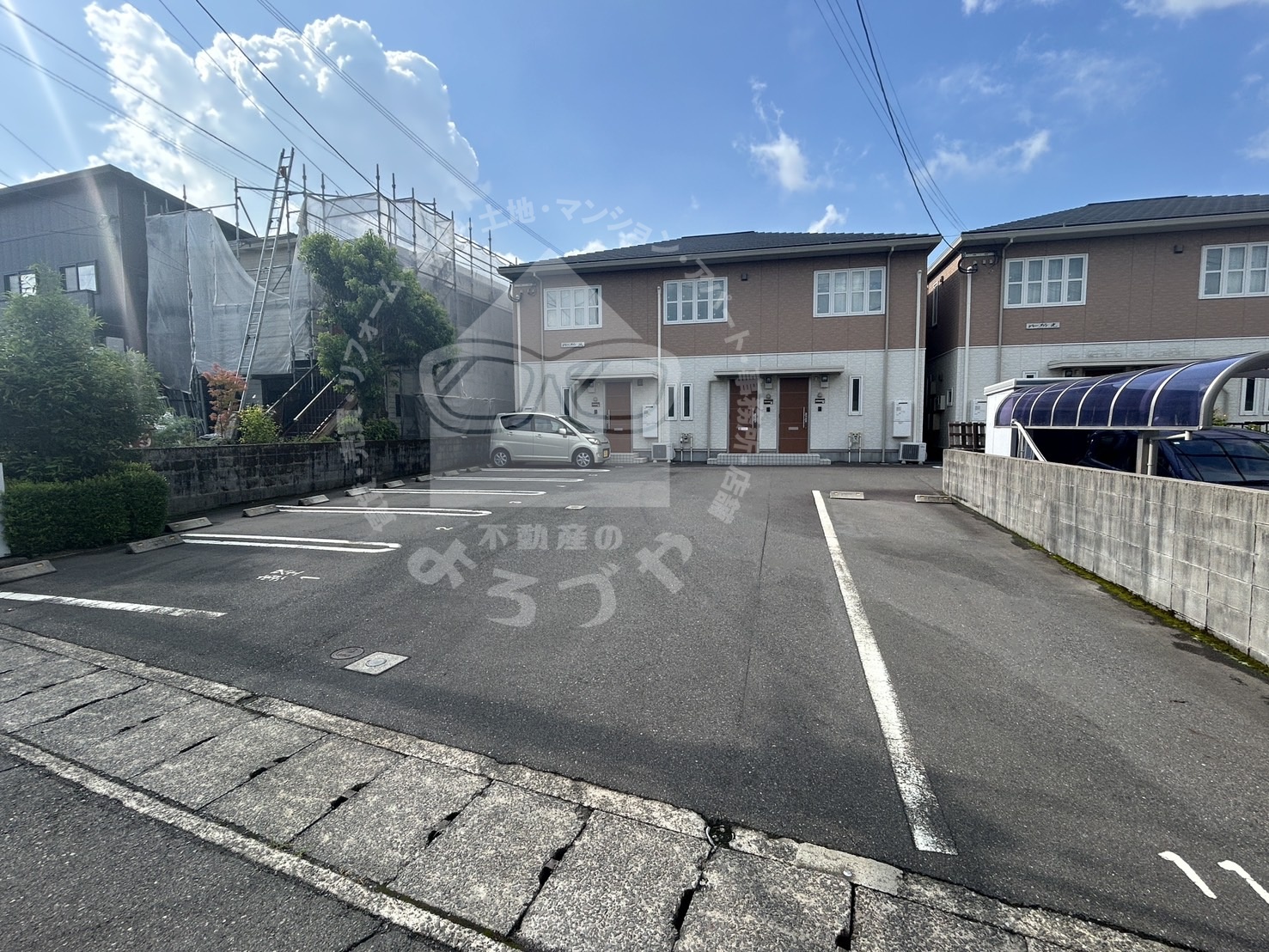 駐車場　敷地内は駐車場が2台付いているので便利です