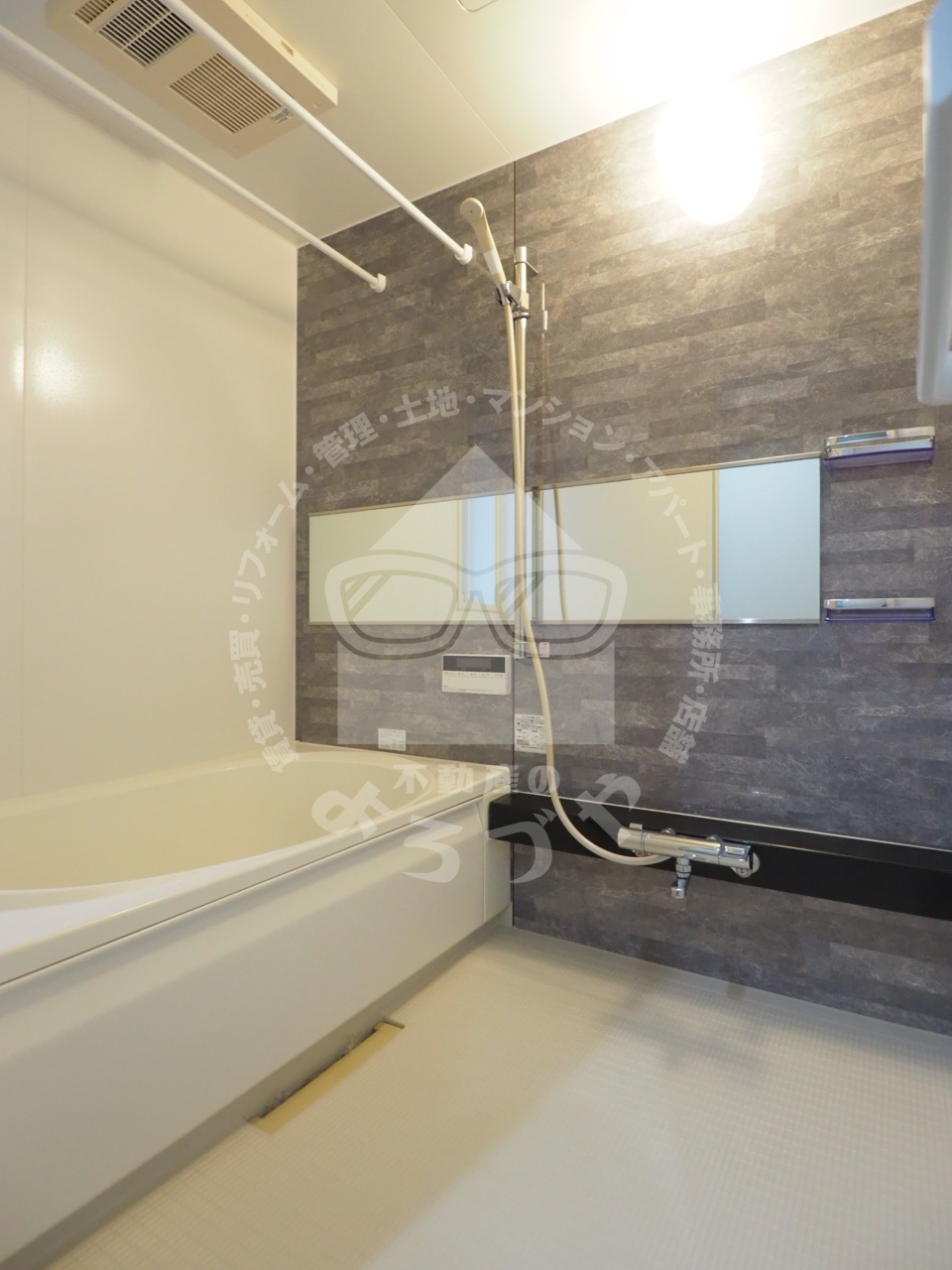 バス・シャワールーム　換気窓の付いた追焚＆オート機能付のユニットバスです