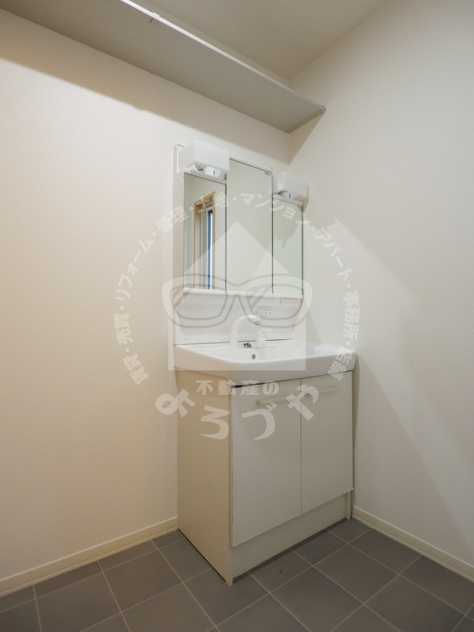 洗面設備　ハンドシャワー付きの洗面台は何かと便利な設備です