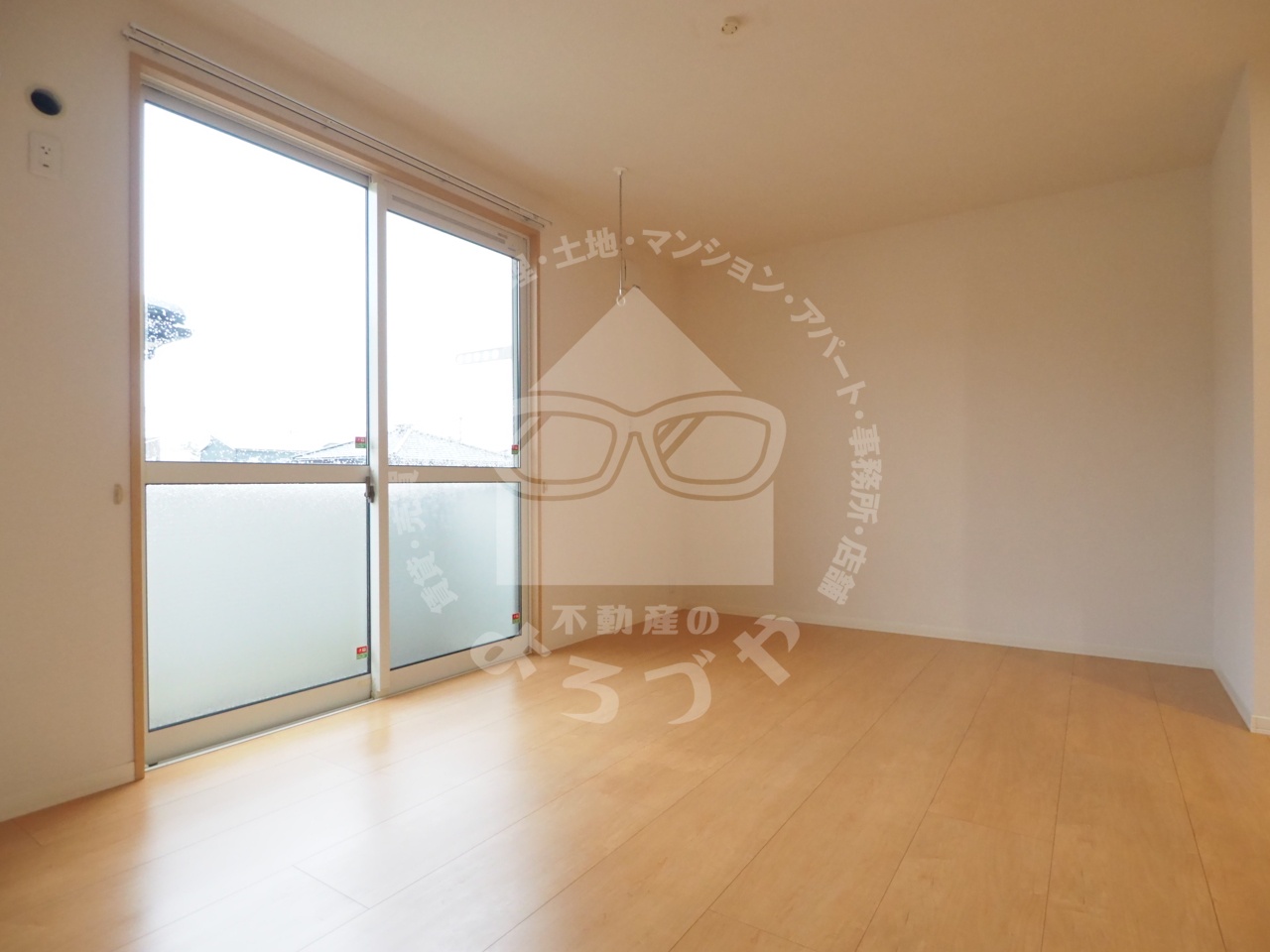 その他設備　梅雨時期も安心の室内物干しバーが設置されています