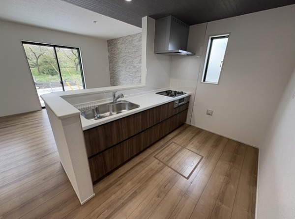 キッチン　ガスコンロ3口カウンターキッチン！床下収納も完備。