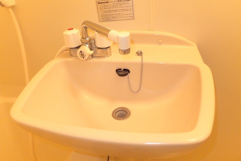 洗面設備　洗面台はバスルームに設置されています