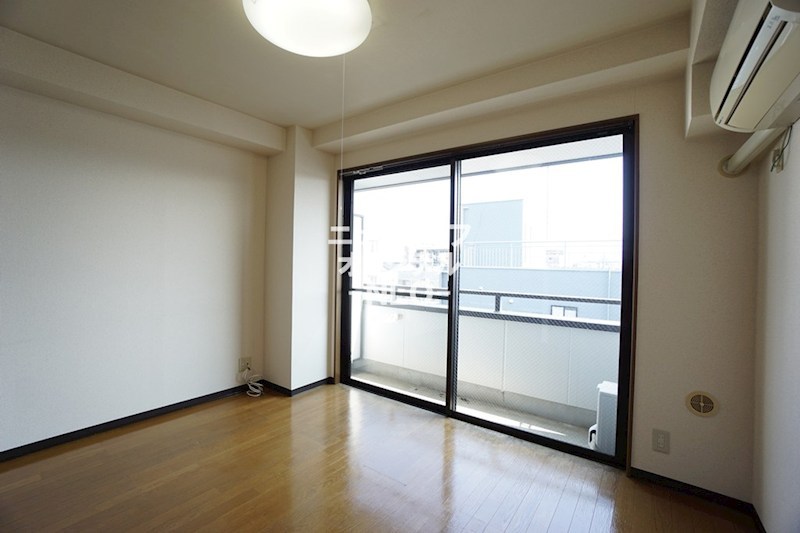 居室・リビング　大きな窓があり、開放感のあるお部屋です☆